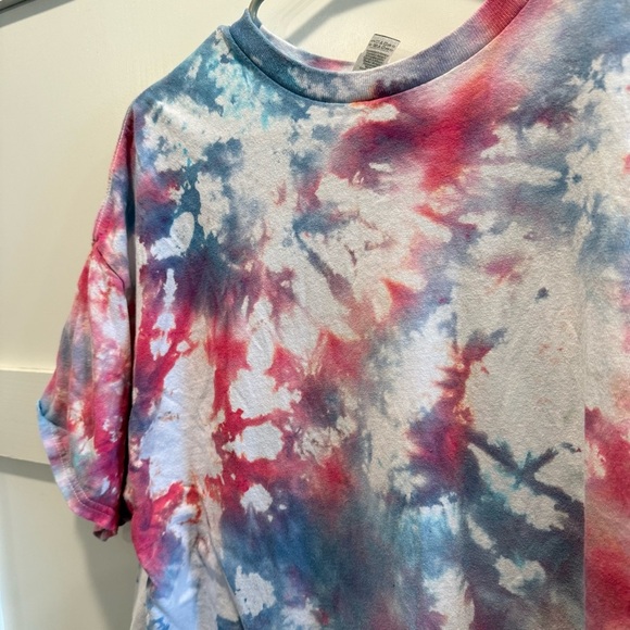 Gildan Tie-Dye T-Shirt in Pink and Blue - Picture 3 of 7